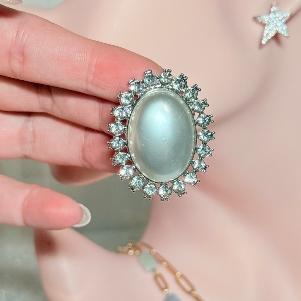 Silver And Oval White Pearl Accent Brooch - Picture 3 of 6